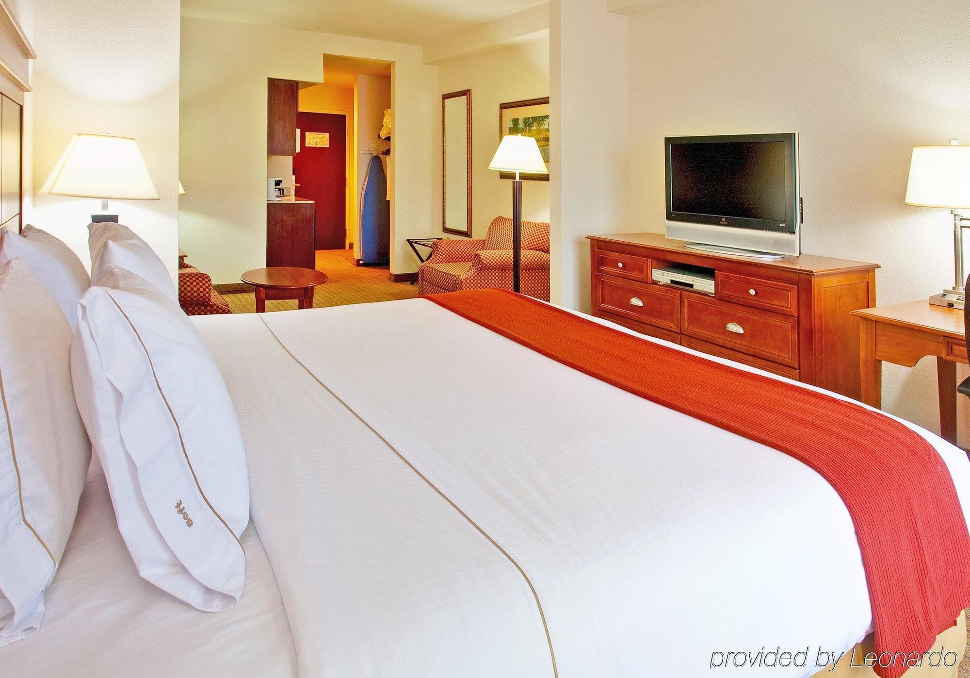 Holiday Inn Express & Suites Dyersburg By Ihg Habitación foto