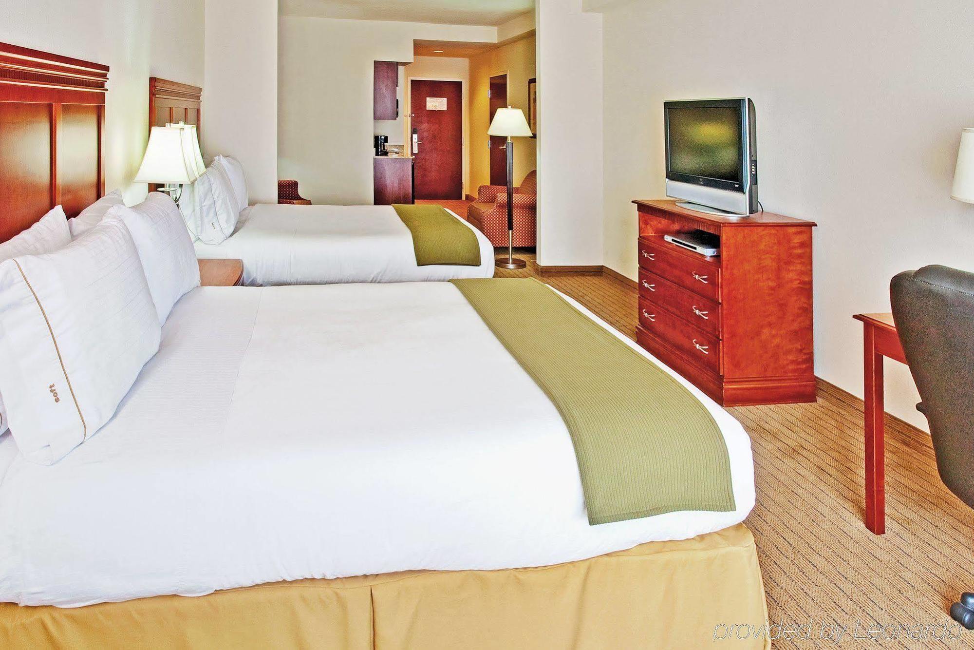 Holiday Inn Express & Suites Dyersburg By Ihg Habitación foto